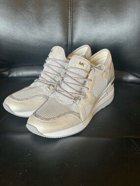Women's, Michael Kors, sz 8 White and Silver sneakers